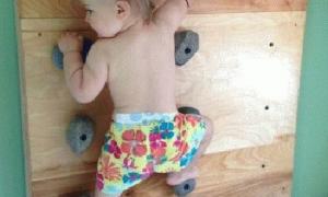 Мережу вразило відео з немовлям-скелелазом, яке ще не навчилося ходити
