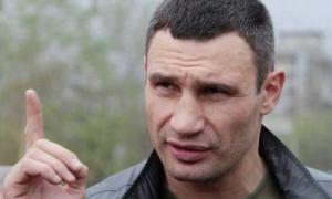 Кличко поцілував журналістку, щоб не відповідати на питання про свою дружину (відео)