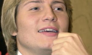 Фанати обговорюють вульгарне вбрання Миколи Баскова та його коханої
