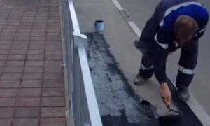 У Курську, щоб не ремонтувати дорогу, старий асфальт просто пофарбували під новий (відео)
