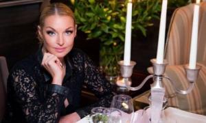 Анастасію Волочкову розкритикували за черговий шпагат на коні
