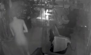 У Південній Кореї спіймали  злодія, який здійснював крадіжки голим і з пакетом на голові