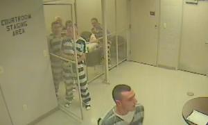 У США ув’язнені зламали ґрати, щоб врятувати охоронця, якому стало погано 