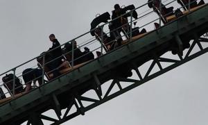 Відвідувачам «американських гірок» у Лондоні довелося самотужки спускатися з найвищої їх частини (відео)