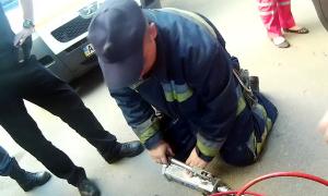 У Києві рятувальники звільнили ногу 10-річної дівчинки з пастки