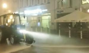 У Москві комунальники під час урагану продовжували поливати дороги (відео)