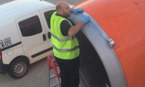 Фото ремонту літака EasyJet скотчем сколихнуло Мережу