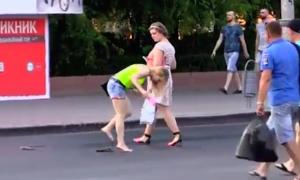 У російському Волгограді пішоходи через спеку прилипали до асфальту (відео)