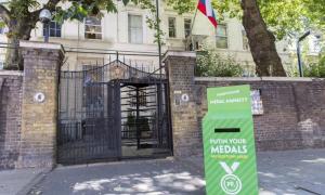 У Британії біля російського посольства з’явилася коробка для повернення олімпійських медалей