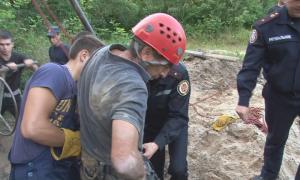 У Львівській області в криниці засипало чоловіка (відео)