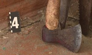 На Чернігівщині зловмисниці за допомогою сокири витребували у жінки всі її заощадження