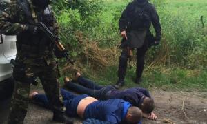 CБУ затримала псевдоправоохоронців, які грабували нелегальних копачів бурштину на Рівненщині