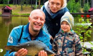 Оксана Акіньшина опублікувала сімейне фото з молодшим сином
