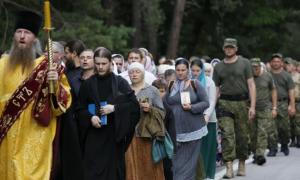 Учасник хресного ходу «за мир» напав з тапком на журналістів