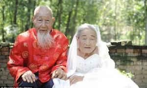 Китайська пара зробила першу весільну фотосесію після 80 років шлюбу
