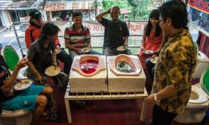 В Індонезії відкрили незвичне кафе, щоб долучити громадян до гігієни
