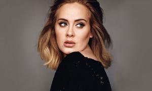 Адель здивувала шанувальників фотографією без макіяжу 
