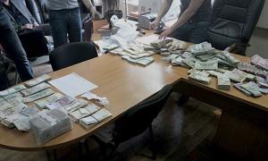 У Києві  на хабарі 36 тисяч доларів затримали податківців та адвоката 