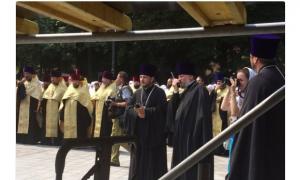 Мережу «підірвало« фото священиків УПЦ МП з раціями під час хресного ходу
