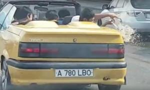 Мережу «підірвало» відео з пасажирами кабріолету, які вичерпують воду з автомобіля під час дощу