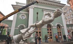 У Санкт-Петербурзі на вимогу жительки одягнуть статую Давида 