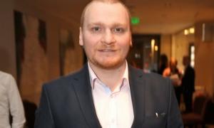 Екс-ведучий «Нового каналу» проткнув собі живіт голкою
