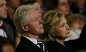 Білл Клінтон заснув під час передвиборної промови своєї дружини (відео)
