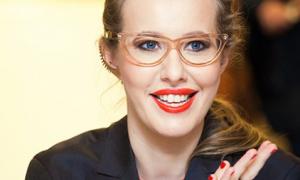 Вагітна Собчак попиває вино