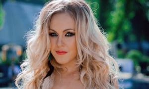 Alyosha показала підрослого сина