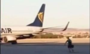 В Іспанії пасажир, який запізнився, побіг за літаком (відео)