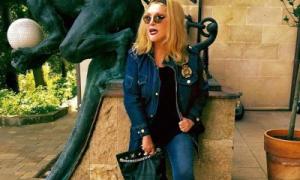 Алла Пугачова здивувала фанатів молодіжним вбранням
