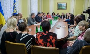 Порошенко зустрівся з родинами українців, які знаходяться в полоні у терористів