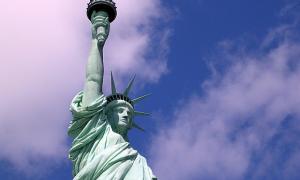 Статую Свободи в США вразив потужний удар блискавки (відео)
