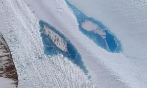 Вчені стурбовані появою тисяч блакитних озер в Антарктиді