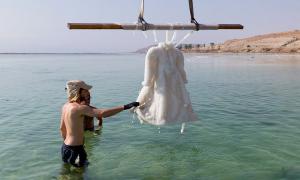 Ізраїльська художниця створила скульптуру з плаття, зануреного в Мертве море на 2 роки