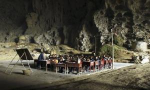 У Китаї село зі сотнею мешканців, школою та баскетбольним майданчиком розташувалося просто у печері (фото)
