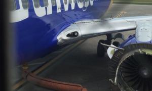 Пасажири виклали в Мережу фото «Боїнга», у якого в польоті розірвало двигун 