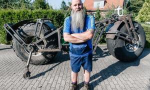 Житель Німеччини зробив велосипед із трактора