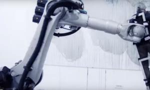 Робот малює картину людиною як пензликом (відео)
