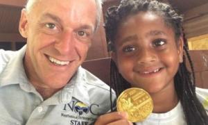 У США 7-річна дівчинка в купі сміття знайшла золоту олімпійську медаль 
