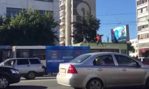 У російському Челябінську водій та пасажир побилися на даху автобуса (відео)