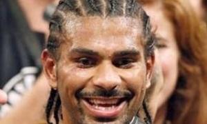 Хей хоче продавати футболки, на яких він тримає 