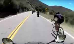 Стрімкий велосипедист обігнав байкерів на мотоциклах (відео)
