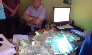 На Київщині двох працівників юстиції затримали на хабарі