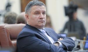 Аваков роздарував за два роки 50 тисяч бойових стволів
