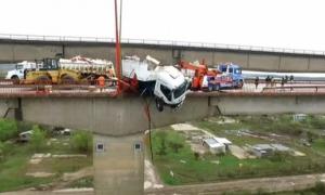 В Аргентині водія вантажівки врятували з самого краю прірви (відео)
