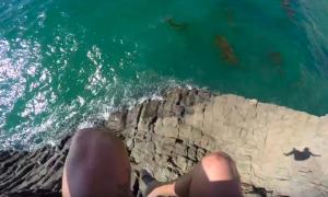 Американський екстремал дивом не загинув, пірнувши зі скелі в метрі від каменів (відео)