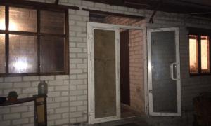 Агресивного чоловіка, який забарикадувався з дітьми, вдалося затримати