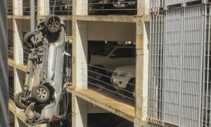 У США автомобіль вилетів з дев’ятого поверху парковки і повис на дротах (відео)