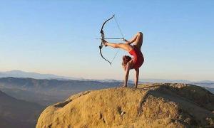 Мережу підкорило відео з американською гімнасткою, яка навчилася стріляти з лука за допомогою ніг
